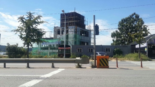 (주)중앙안전유리 광명지점이 오는 10월 오픈을 목표로 건물 신축 공사가 진행 중이다.