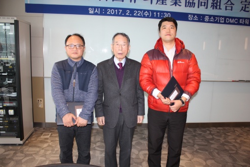 영도유리제경 이경효 대표(좌측)가 중소기업 중앙회장상을 수상했다.